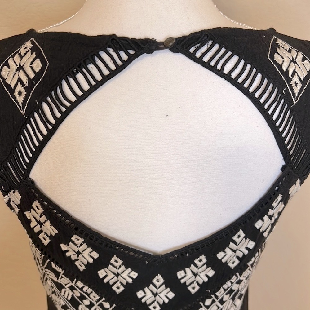 Lucky Brand Black Sleeveless Tank Top with Graphic Asymmetrical Design - Picture 9 of 11